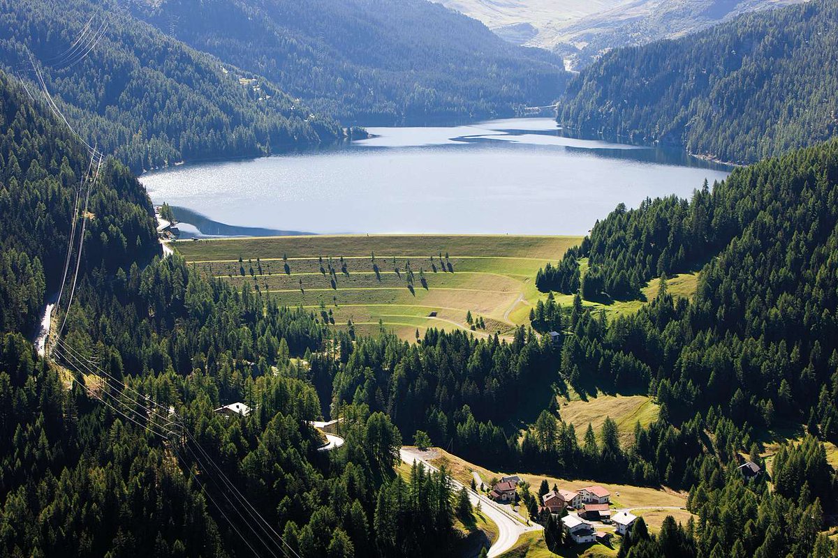 JonDuschletta's tweet photo. In Bern hat der von Bundesrätin Simonetta Sommaruga einberufene «Runde Tisch Wasserkraft» ein Bekenntnis zur Wasserkraft verabschiedet. Zur Deckung der Winterstromlücke sollen 15 Projekte vertieft und zeitnah vorangetrieben werden. Darunter auch zwei Bündner Projekte. (Foto: ewz) https://t.co/0BYYYawJ9T