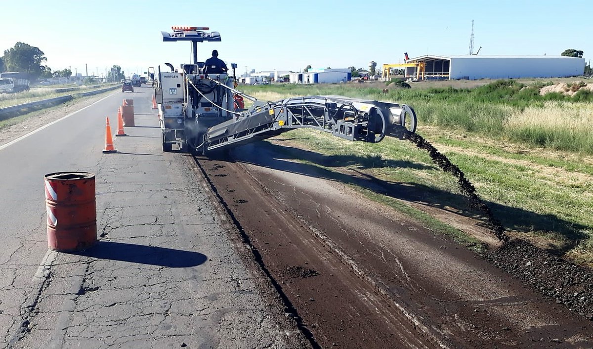 CarinaLambrecht's tweet photo. 🚨ATENCIÓN🚨
Continua desvío en #RN3 entre Av. Colón y Pedro Pico
Trabajos de bacheo con equipos y personal del #19Distrito
#VialidadNacional
#Conservación
#ResponsabilidadSocial
@gtrankels https://t.co/lN5RD4L8u1