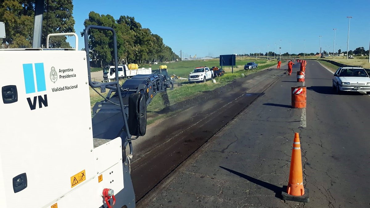 CarinaLambrecht's tweet photo. 🚨ATENCIÓN🚨
Continua desvío en #RN3 entre Av. Colón y Pedro Pico
Trabajos de bacheo con equipos y personal del #19Distrito
#VialidadNacional
#Conservación
#ResponsabilidadSocial
@gtrankels https://t.co/lN5RD4L8u1