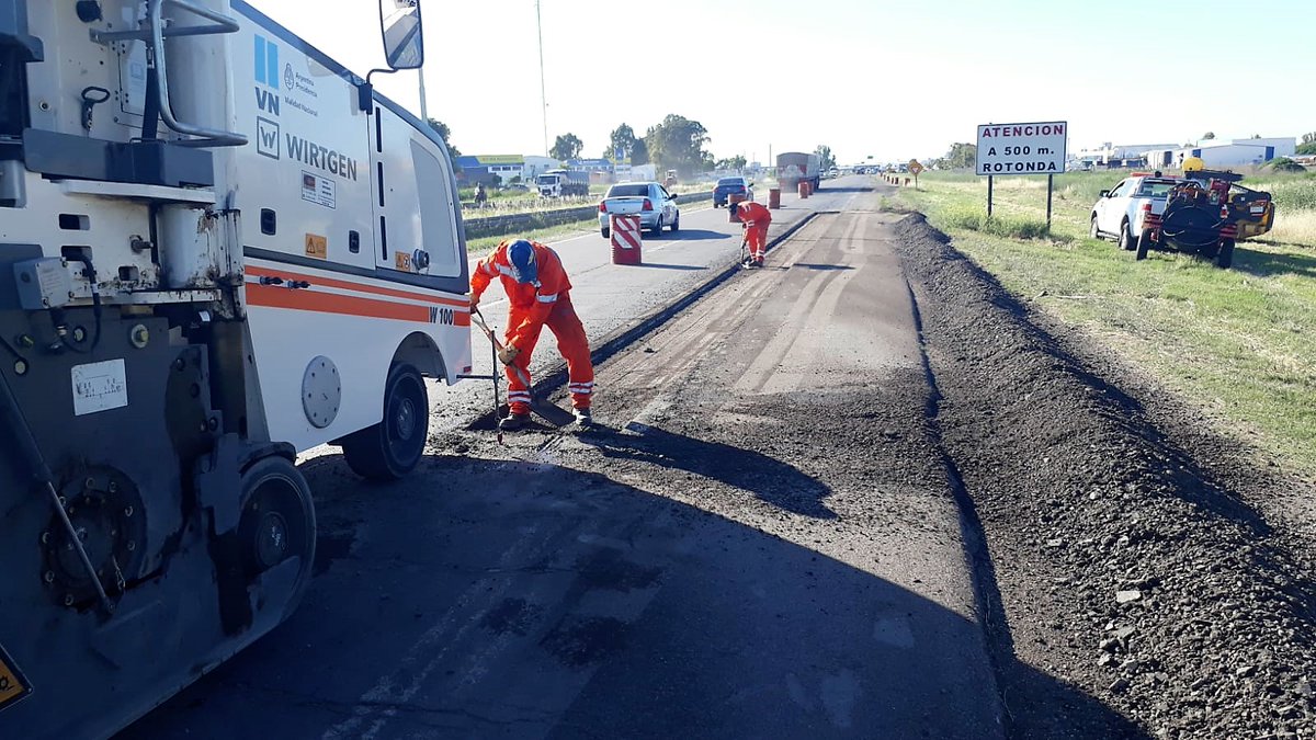 CarinaLambrecht's tweet photo. 🚨ATENCIÓN🚨
Continua desvío en #RN3 entre Av. Colón y Pedro Pico
Trabajos de bacheo con equipos y personal del #19Distrito
#VialidadNacional
#Conservación
#ResponsabilidadSocial
@gtrankels https://t.co/lN5RD4L8u1