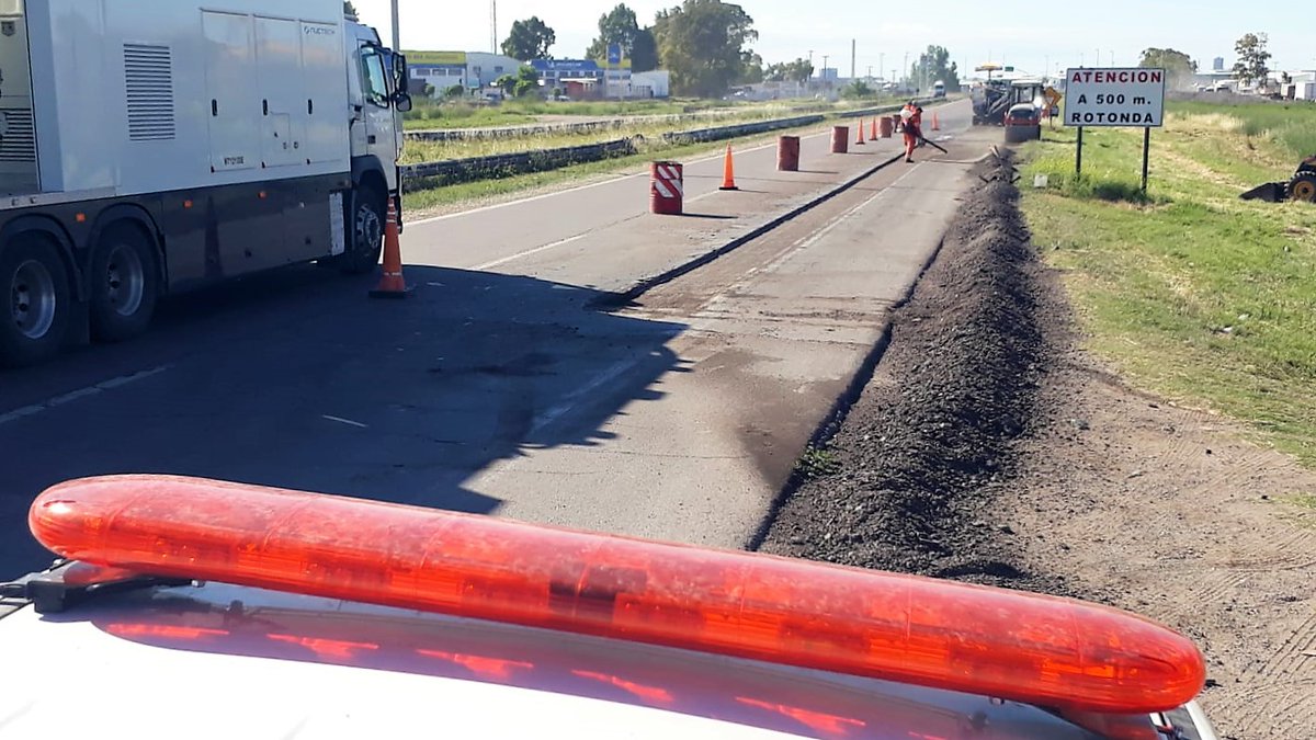 CarinaLambrecht's tweet photo. 🚨ATENCIÓN🚨
Continua desvío en #RN3 entre Av. Colón y Pedro Pico
Trabajos de bacheo con equipos y personal del #19Distrito
#VialidadNacional
#Conservación
#ResponsabilidadSocial
@gtrankels https://t.co/lN5RD4L8u1