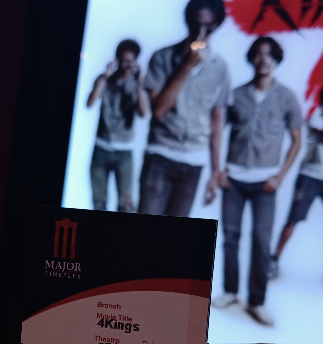 รีวิว 4Kings 9/10  ( not spoil ) 
อินทรโว้ย กนกโว้ย ชลโว้ย บุรโว้ย !!
สรุปดูแล้วสนุกจริง ลุ้นแบบลุ้นมาก บีบใจคนดูชิปหาย นักแสดงเก่ง+สมบทบาทได้ดี สร้างจากเรื่องจริง มีครบรสตลก เศร้า มีทุกอารมณ์หนังไม่ได้มีแค่ยกพวกตีกัน มีคติสอนใจ 
#4Kings #4kingsอาชีวะยุค90