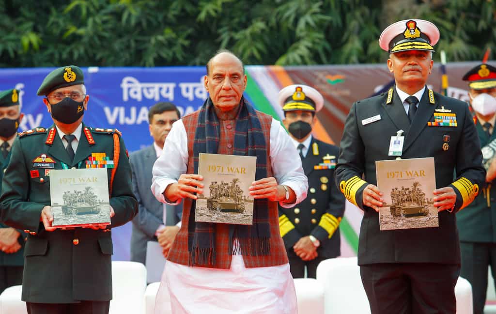DKindia's tweet photo. DK’s book ‘The 1971 War: An Illustrated History’, was launched at the wonderful #SwarnimVijayVarsh celebrations by Raksha Mantri Shri @rajnathsingh along with the three defence chiefs. Published in time to celebrate 50 years of the 1971 war.

 #1971WarHeroes #1971war https://t.co/EScjPdE5ol