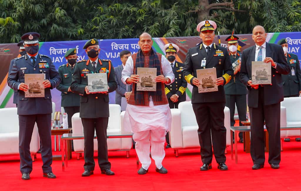 DKindia's tweet photo. DK’s book ‘The 1971 War: An Illustrated History’, was launched at the wonderful #SwarnimVijayVarsh celebrations by Raksha Mantri Shri @rajnathsingh along with the three defence chiefs. Published in time to celebrate 50 years of the 1971 war.

 #1971WarHeroes #1971war https://t.co/EScjPdE5ol
