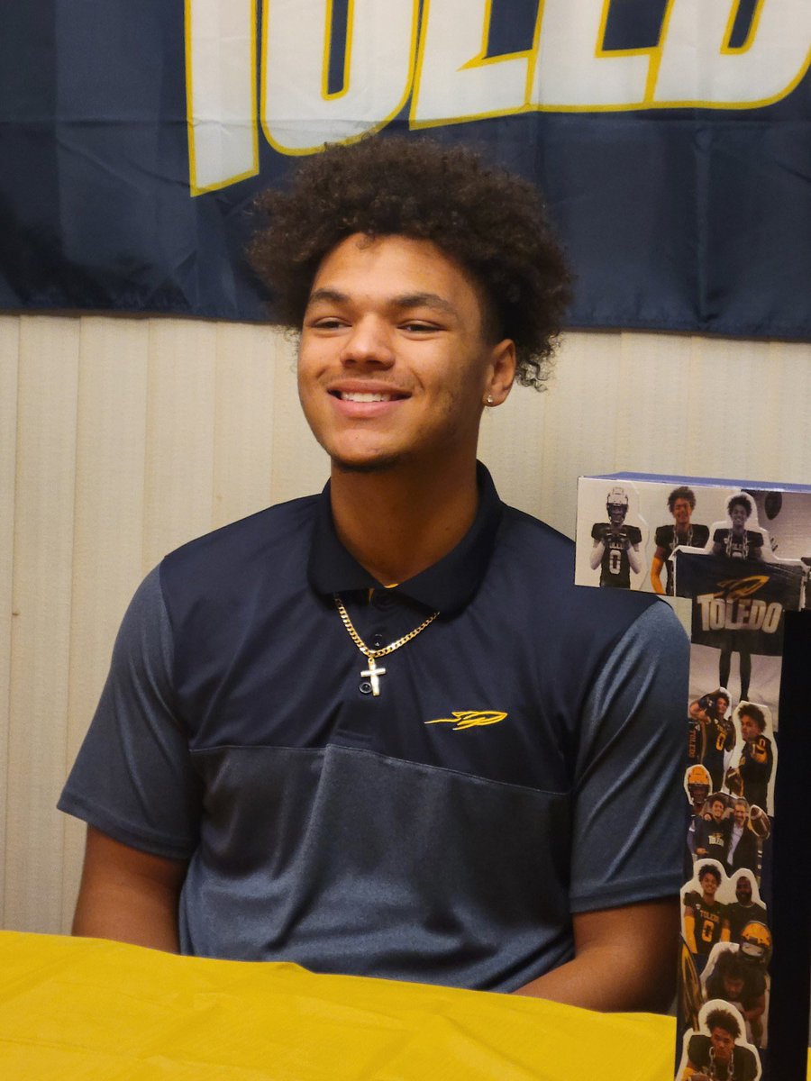 MalachiDavis04's tweet photo. Officially a rocket ๐ ๐ #NLI @Coach_LBJ_ @CoachCandle @ToledoFB https://t.co/MpcjJrlbOl