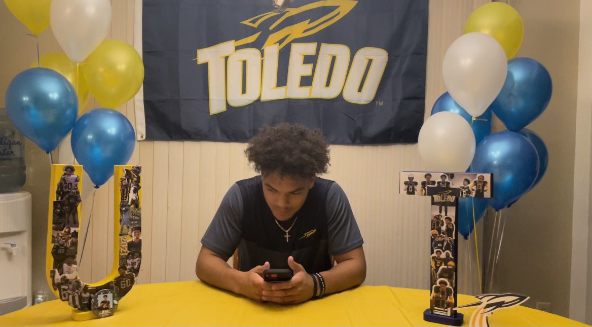 MalachiDavis04's tweet photo. Officially a rocket ๐ ๐ #NLI @Coach_LBJ_ @CoachCandle @ToledoFB https://t.co/MpcjJrlbOl