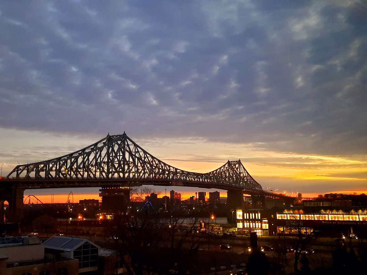 vmayrand's tweet image. Les voici ces magnifiques couleurs lever du jour à Montréal 7h28 coucher 16h12 
@Toutunmatin