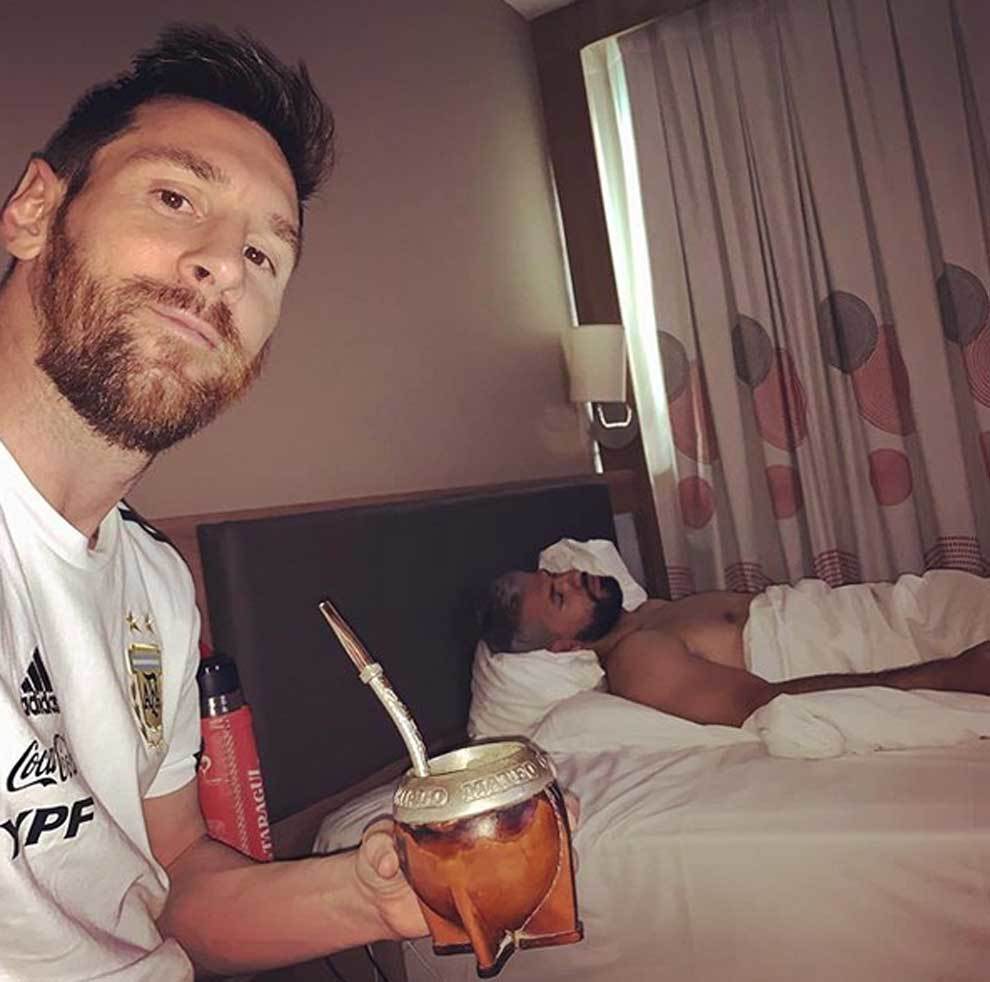 NicolasSchrute's tweet image. "Yo no sabía quién era. Yo miraba fútbol, pero de Argentina, no de Europa. Y le digo a Leo ¿vos cómo te llamás? Leo se acuerda y se caga de risa. Me contesta 'Lionel'. Y yo le digo '¿y tu apellido?'; 'Messi', me responde. 
Nos pusieron juntos en la habitación en ese Mundial."