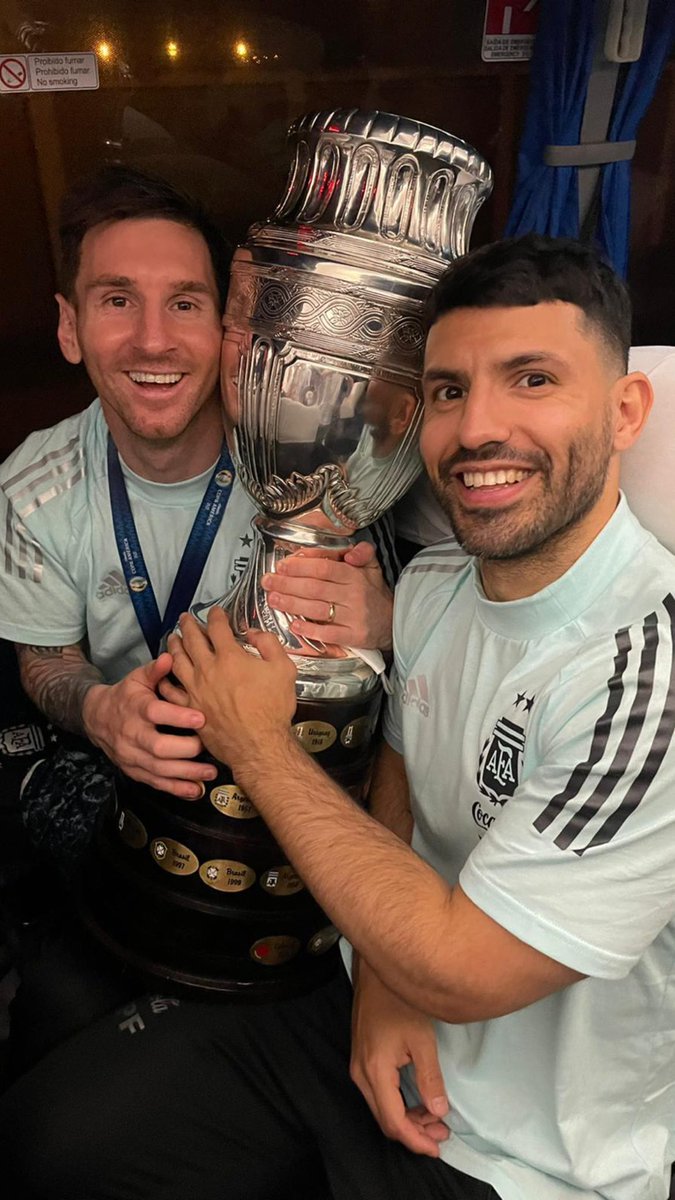 NicolasSchrute's tweet image. "Yo no sabía quién era. Yo miraba fútbol, pero de Argentina, no de Europa. Y le digo a Leo ¿vos cómo te llamás? Leo se acuerda y se caga de risa. Me contesta 'Lionel'. Y yo le digo '¿y tu apellido?'; 'Messi', me responde. 
Nos pusieron juntos en la habitación en ese Mundial."