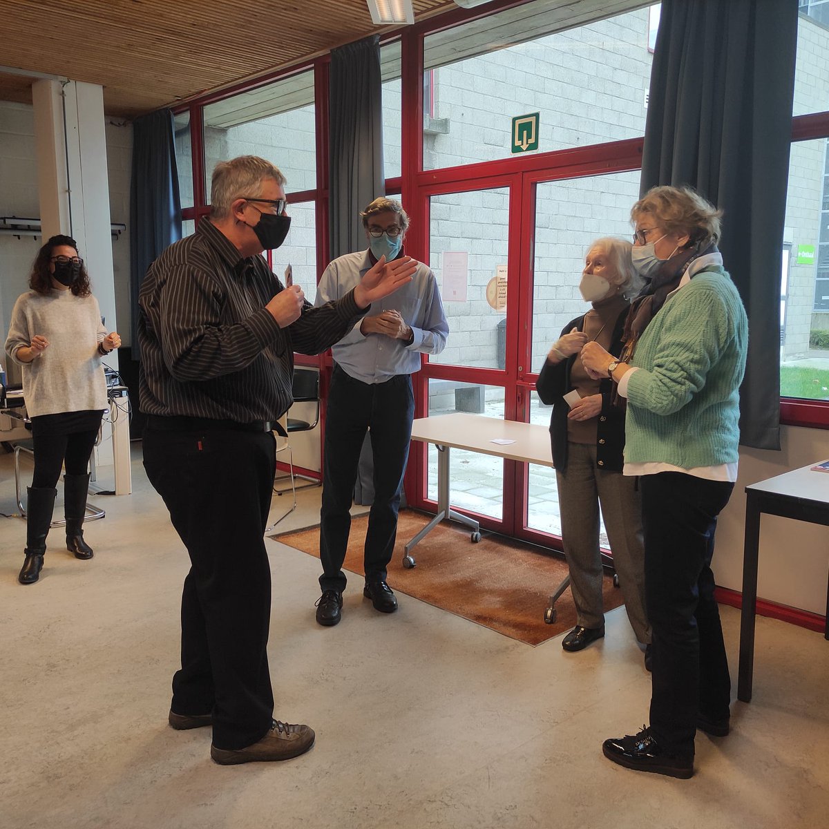 EduBenelux's tweet photo. Esta mañana los alumnos de ELE del CVO Encora (Berchem) han asistido al taller de 🎭 de la profesora de español y actriz @MarSerrano: dinámicas y juegos teatrales en el aula de ELE.👏👏
@EduBenelux #EduBenelux https://t.co/AYJPLtnTiO