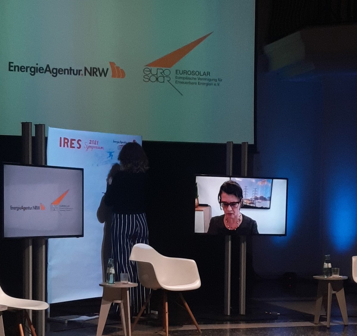 Jen_Friedrich's tweet photo. IRES Symposium 2021 - live aus dem Kulturquartier SilentGreen in Berlin. Prof. Stefanie Meilinger/Hochschule Rhein Sieg, Dr. Nina Scheer/MdB und Marlies Diephaus/MWIDE begrüßen das Publikum. Wir freuen uns auf ein breites Themenspektrum! #Energiewende #Klimaschutz https://t.co/c5qSbPlH15