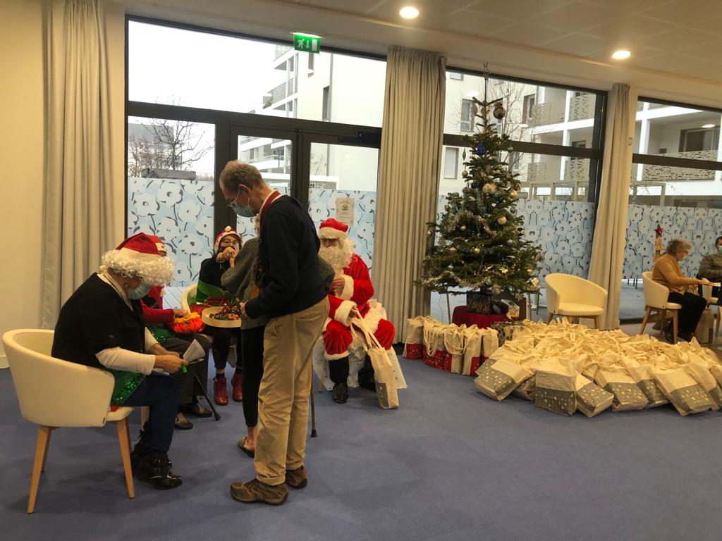 L'esprit de Noël est bien là, marché de Noël, distribution des colis de la Mairie, partage et convivialité <a href="/SenBassens/">Senioriales de Bassens-Savoie</a>  #Noël2021 #bienvieillir 🎅🎄😊