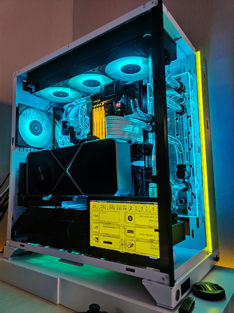 HighFlow_nl's tweet photo. Check out this awesome custom PC with a display screen showing off all the vitals along with a perfect color combination! 😍 What do you think of this custom watercooled build? 🟡🔵
Credits: u/denishiza
#gamingsetups #watercooling #pcporn #ultimategamingpc #pcrig #watercooling https://t.co/hVetihglEY
