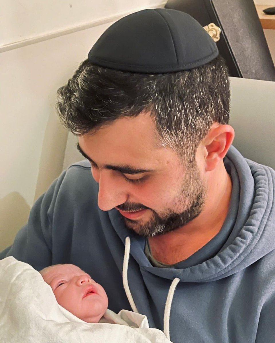 לקראת סוף הלילה זכינו לחבוק לראשונה בת מתוקה ואהובה.

שתזכו כולכם בקרוב לחבק שפע משלכם בכל תחום ועניין.

ותודה לאדון עולם על כל החסד ומתנות החינם הכל כך יקרות

אהבה רבה
ישי