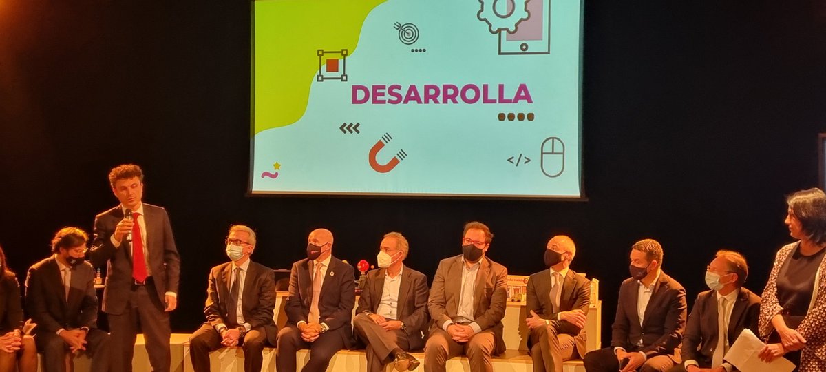 diazalejoelena's tweet photo. Es importante avanzar con la sociedad y romper barreras gracias a la tecnología favoreciendo un cambio metodológico en la educación que permita cambiar los modelos de enseñanza y aprendizaje. @dalonson @SamsungEspana #AulaHAZ https://t.co/DwVqgBNLWe