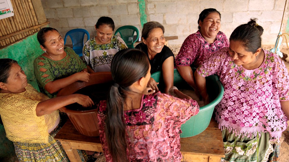 Indigenous women of Aldea Campur, Alta Verapaz in Guatemala’s Polochic valley are gathered around large buckets. They make, market and package their own shampoo, earning extra income for themselves and for their families.