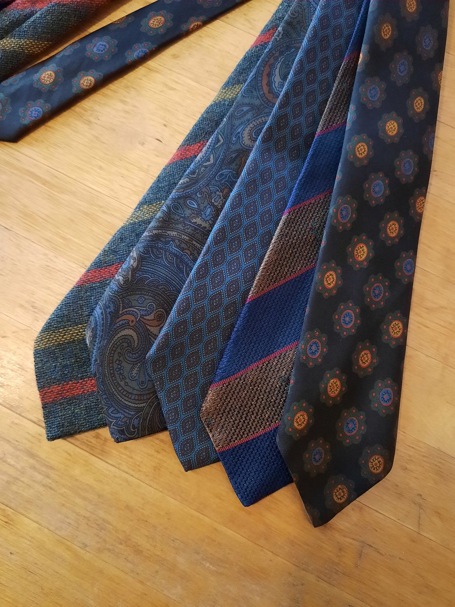 johnnyblacksad's tweet photo. #AncientMadder? ✅
#Paisleys? ✅
#ClubStripe? ✅
Sur cette photo, il y en a à peu près pour 2,5€ de cravates en tout. 🤷🏿♂️ https://t.co/KqvrfBz7GF