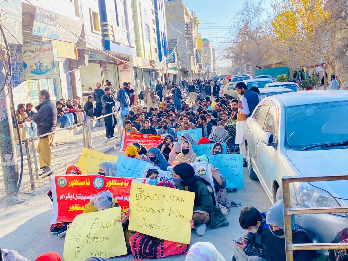 BokhariDoctor's tweet photo. گوادر اور سیندک کے مالک سڑکوں پر😭🤐
#CancelPMCspecialexam
#PMCwithBalochistan https://t.co/iDsrurOdVq