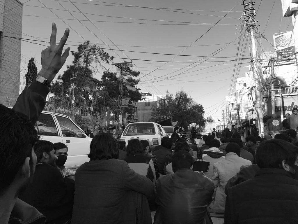 BokhariDoctor's tweet photo. گوادر اور سیندک کے مالک سڑکوں پر😭🤐
#CancelPMCspecialexam
#PMCwithBalochistan https://t.co/iDsrurOdVq