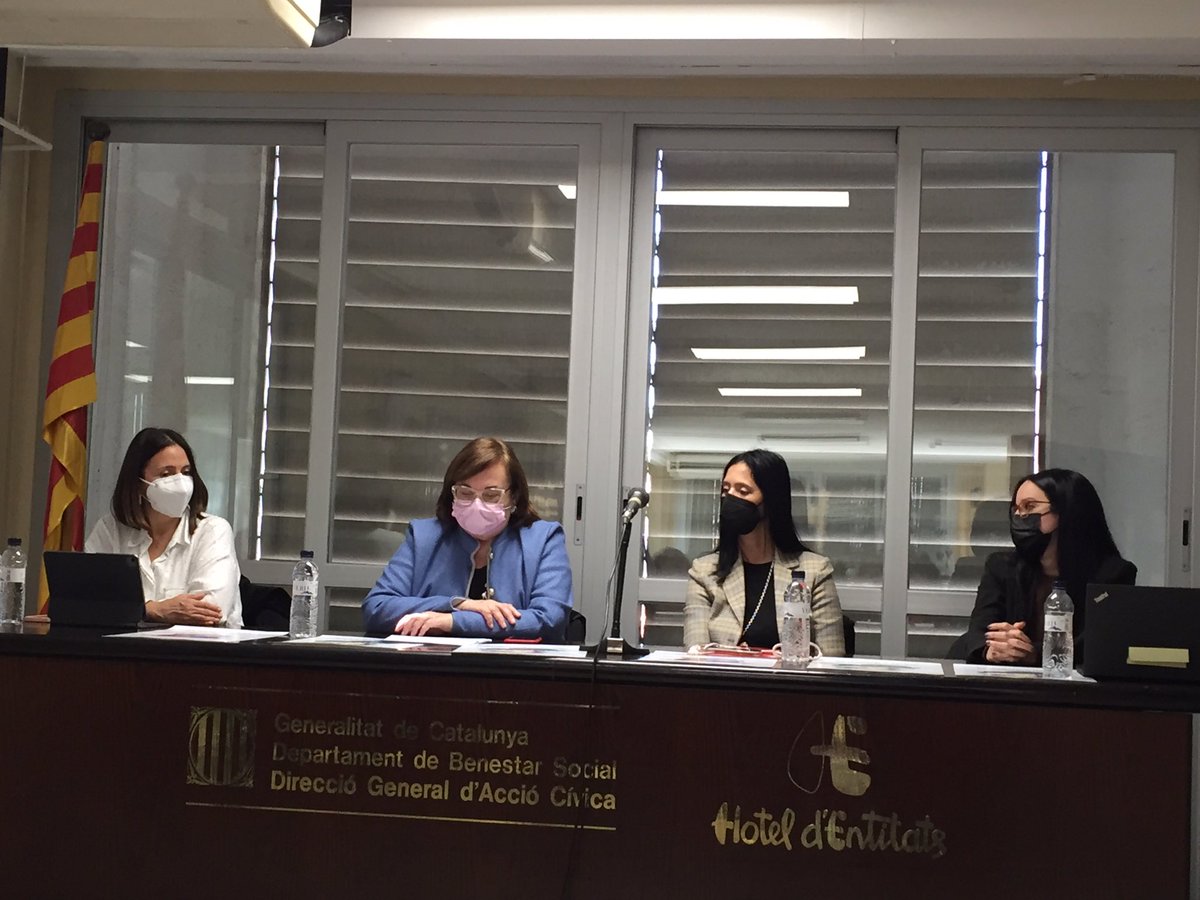 MaristesCat's tweet photo. Avui som a la presentació de la campanya “El conte canvia si tu l’expliques” per sensibilitzar, informar i prevenir sobre la violència contra la infància i l’adolescència, de la @FAPMI i #ACIM. Gràcies, @Catesany, @PilarTintore i #MartaCodina! #LOPIVI #Dretsdelsinfants https://t.co/BclTl7v0Jf