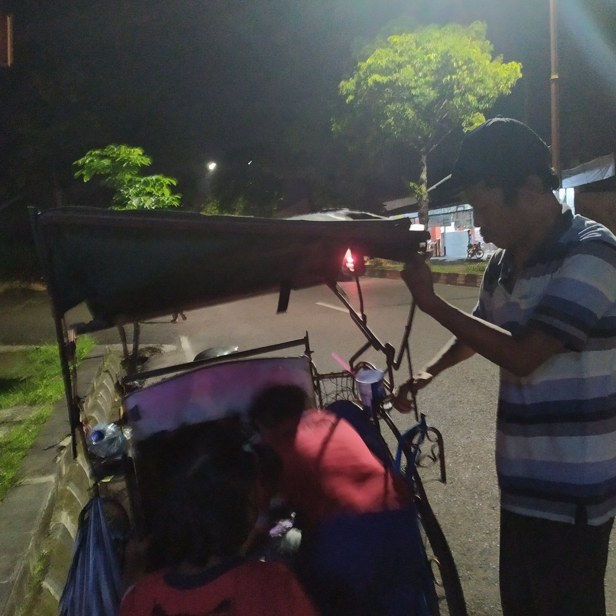 soopertired's tweet photo. Namanya Pak Yusuf, beliau sehari-hari tidur di becak yg mrupakan sumbangan dr org. Bersama 2 anak kembarnya, Akbar &amp; Akbari, siang dan malam hidup dijalanan.
Pak Yusuf asli Pandeglang, namun beliau merantau ke Cilacap, Jawa Tengah. Org Cilacap, psti sering liat mereka di gumilir. https://t.co/Os9sfcgp2c