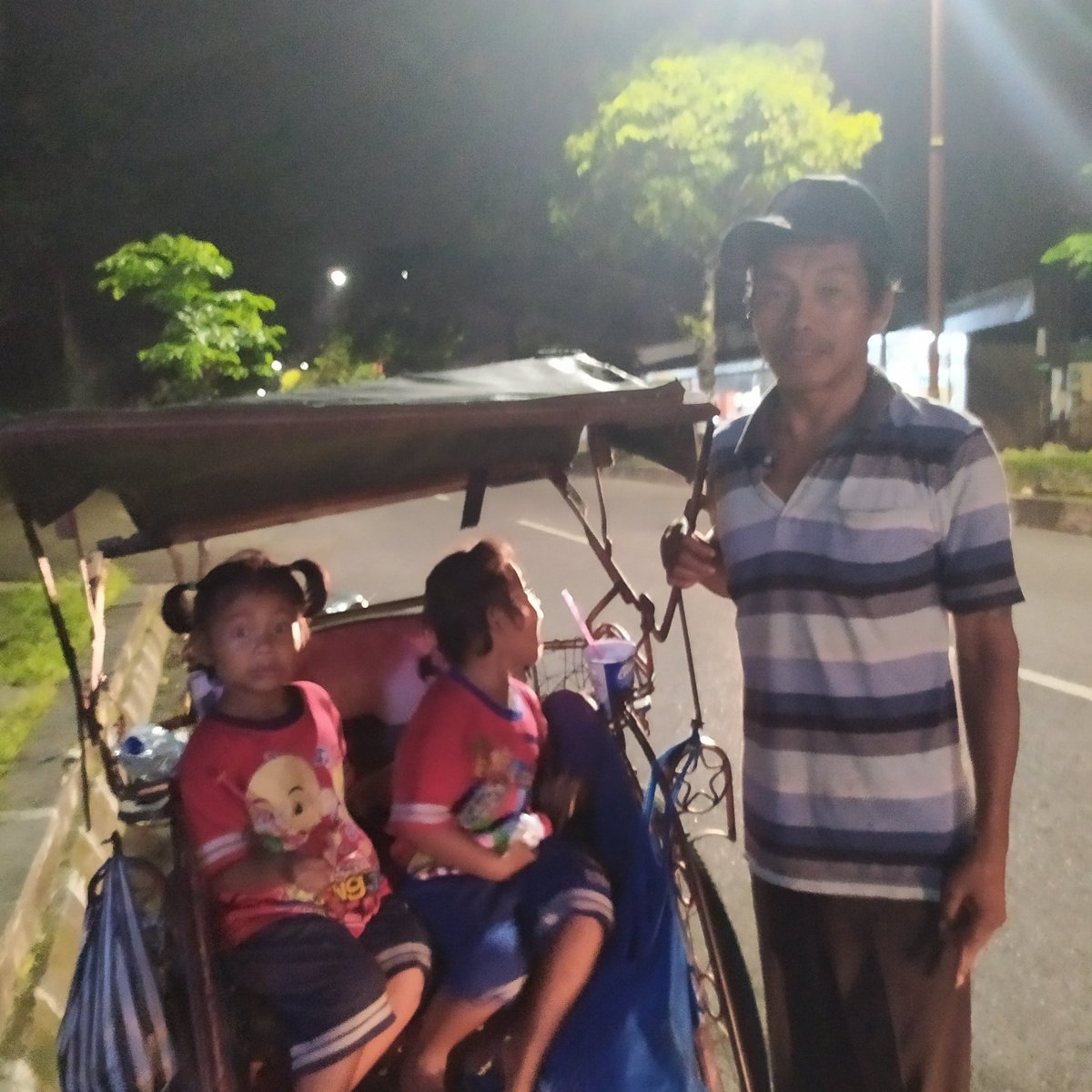 soopertired's tweet photo. Namanya Pak Yusuf, beliau sehari-hari tidur di becak yg mrupakan sumbangan dr org. Bersama 2 anak kembarnya, Akbar &amp; Akbari, siang dan malam hidup dijalanan.
Pak Yusuf asli Pandeglang, namun beliau merantau ke Cilacap, Jawa Tengah. Org Cilacap, psti sering liat mereka di gumilir. https://t.co/Os9sfcgp2c