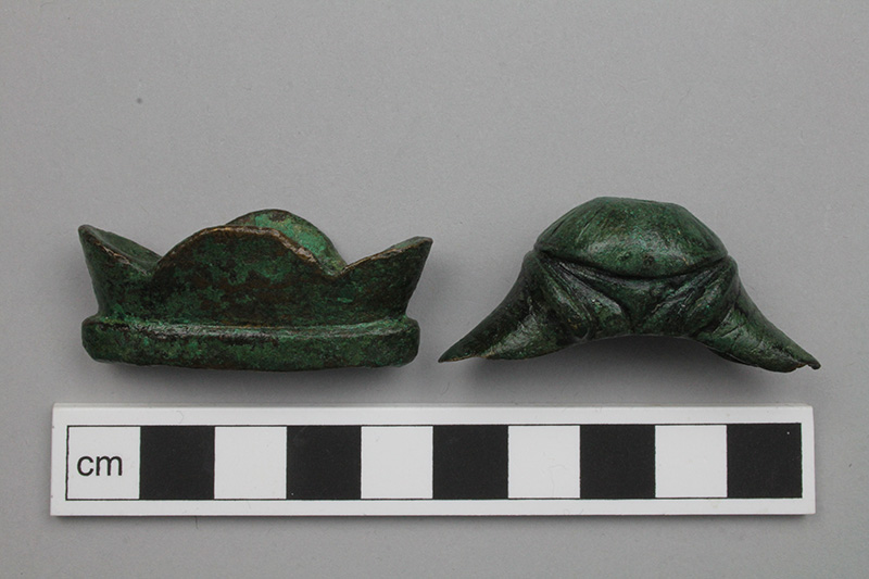 aocarchaeology's tweet photo. Day 15 of #AOCAdCal: this bronze hilt guard (left) and chape once formed part of a later prehistoric sword ⚔️and its scabbard. The chape formed a protective and decorative tip on the end of the scabbard. Read more: https://t.co/6wvCfQWWJu
@culturepandk @CPKMuseums @MuseumsGalScot https://t.co/6AVORuhyM1