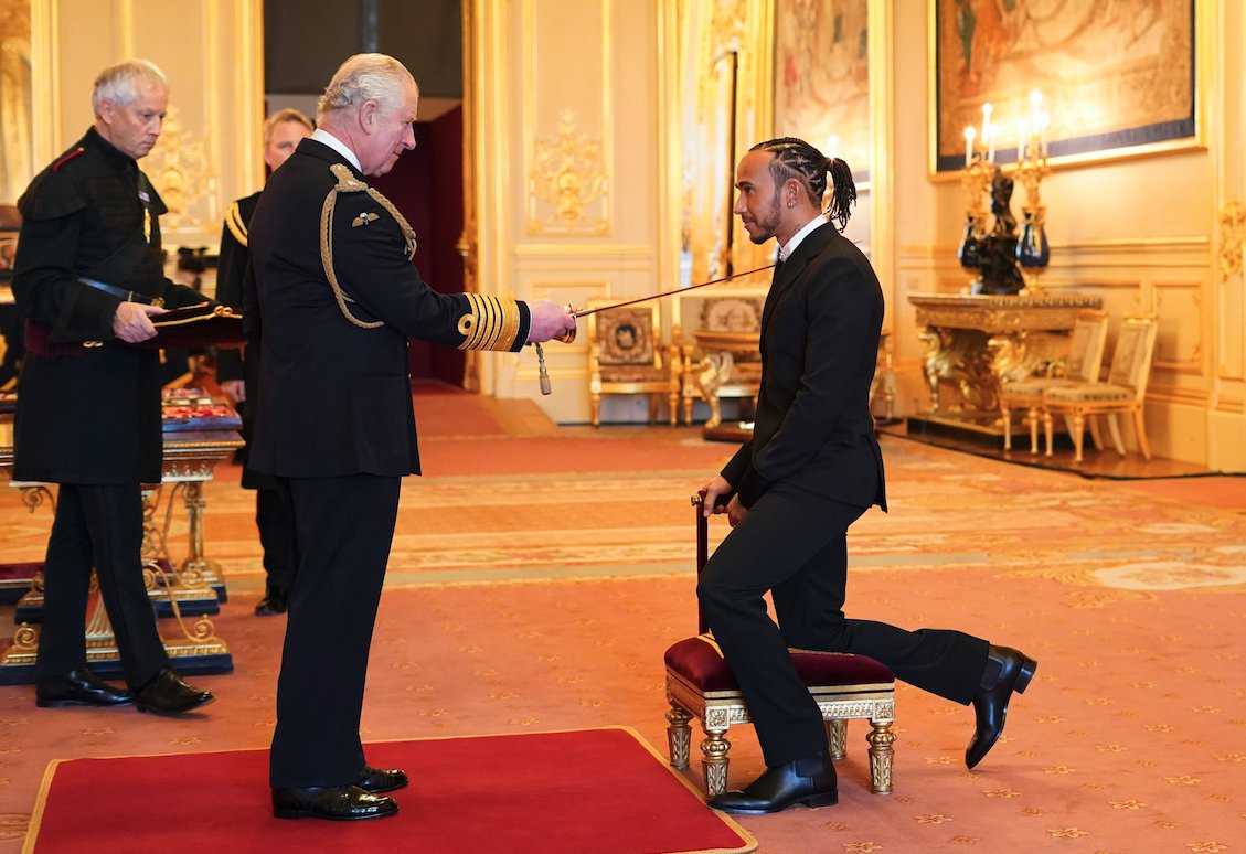AlertaF1's tweet photo. Lewis Hamilton ha recibido hoy la condecoración de Caballero, por el príncipe Carlos de Gales.

El 7 veces campeón de la F1 asistió a la ceremonia en el castillo de Windsor, acompañado de su madre. https://t.co/2FRJ7sLThh