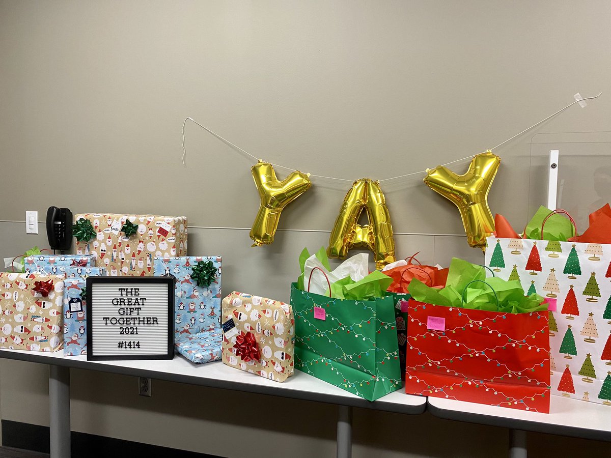 emilyowens13's tweet image. so grateful for the opportunity to support our local community! 🎁🎄#GreatGiftTogether2021 #BringingJoy #R400Community @KylieShebeck @LeahDevlin11