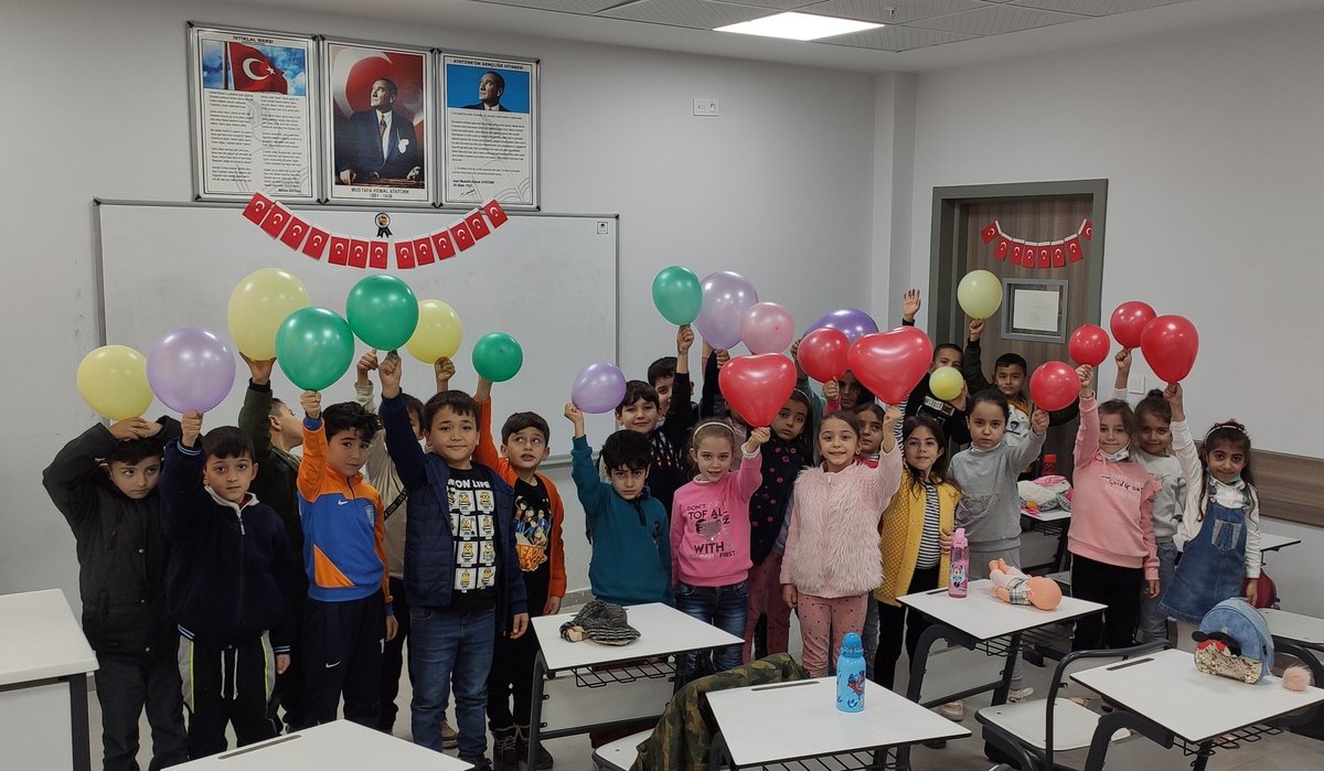 CumaBULUT79 (@cbulut79) on Twitter photo 12-18 ARALIK
TUTUM, YATIRIM VE TÜRK MALLARI HAFTASI KUTLU OLSUN...
2/B Sınıfı olarak yapmış olduğumuz etkinliğimizden renkli kareler... Afiyetler olsun... 
Sayın Velilerimize göstermiş oldukları ilgiden dolayı çok çok teşekkür ederiz...
🇹🇷🎉🧿🎉🌍🎉🧿🎉🇹🇷 12-18 ARALIK
TUTUM, YATIRIM VE TÜRK MALLARI HAFTASI KUTLU OLSUN...
2/B Sınıfı olarak yapmış olduğumuz etkinliğimizden renkli kareler... Afiyetler olsun... 
Sayın Velilerimize göstermiş oldukları ilgiden dolayı çok çok teşekkür ederiz...
🇹🇷🎉🧿🎉🌍🎉🧿🎉🇹🇷