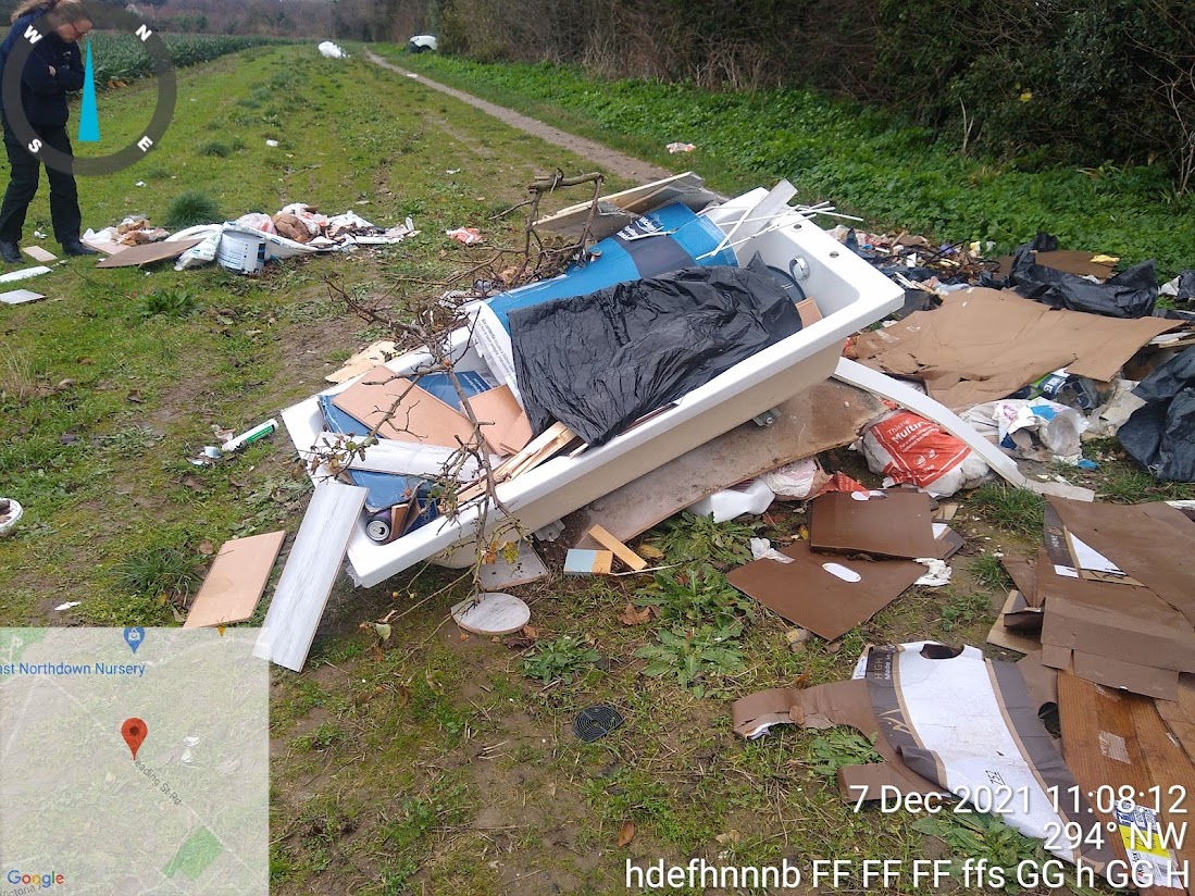 😔 We recently attended this #flytipping incident on farmland in Reading Street Road in Broadstairs, featuring construction waste from a refurbished bathroom.

🙏 Help us find those responsible - email any information you may have in relation to the incident to sse@thanet.gov.uk.