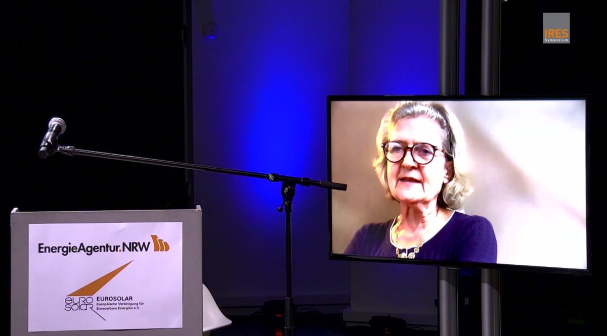 Jen_Friedrich's tweet photo. Dr. Dörte Fouquet/@BBH_online gibt im Rahmen des IRES Symposiums 2021 von @EANRW
und @EUROSOLAR_D einen Überblick über die europäischen Vorgaben für #fitfor55 und plädiert für die Wiedereröffnung indikativer Ziele für #erneurbareenergien https://t.co/JEmL6lV9om