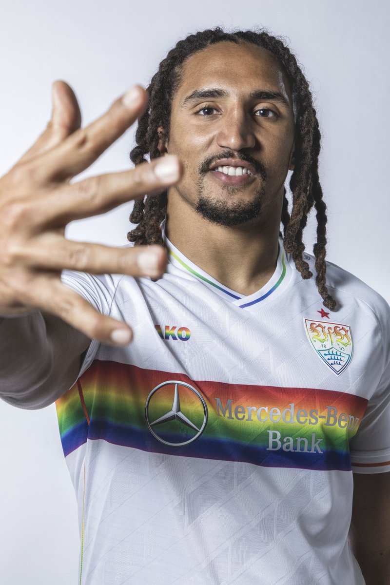VfB's tweet photo. Happy Birthday an unseren treuen #VfB-Fan in Boston, @JohnsonJakob! 🎂 🎉 Lass dich feiern und weil echte Stuttgarter eigentlich automatisch in den Pro Bowl gehören: Retweet &amp; #ProBowlVote  für Jakob! 💪 ⚪🔴 https://t.co/etmxINofxX