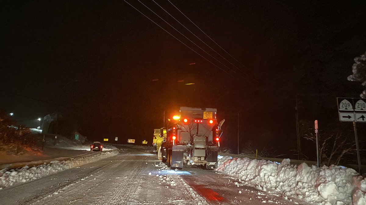 UDOTcottonwoods's tweet photo. 🚚 #RestrictionAlert: @UtahDOT & @UPDSL are restricting large commercial vehicles/semi-trucks in #SR190 & #SR210 due to current road conditions. Please hold off on canyon deliveries until this restriction is lifted. @UDOTTraffic #DriveWinterSafe the #TractionLaw is in effect!🚨 https://t.co/9dCvQwq0za