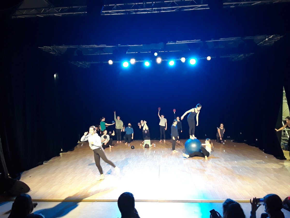 LeHamelet's tweet photo. Temps Danse en grande section de l'école Jacques Prévert de #Louviers 🤩. Les élèves de l'atelier @UnssEure Danse et Cirque du @LeHamelet, invités par les élèves de l Art Danse du lycée des Fontenelles ont présenté deux chorégraphies"Mams'elle Bulle" et "Lâche  rien!" 👏 https://t.co/rnasnuRaqJ