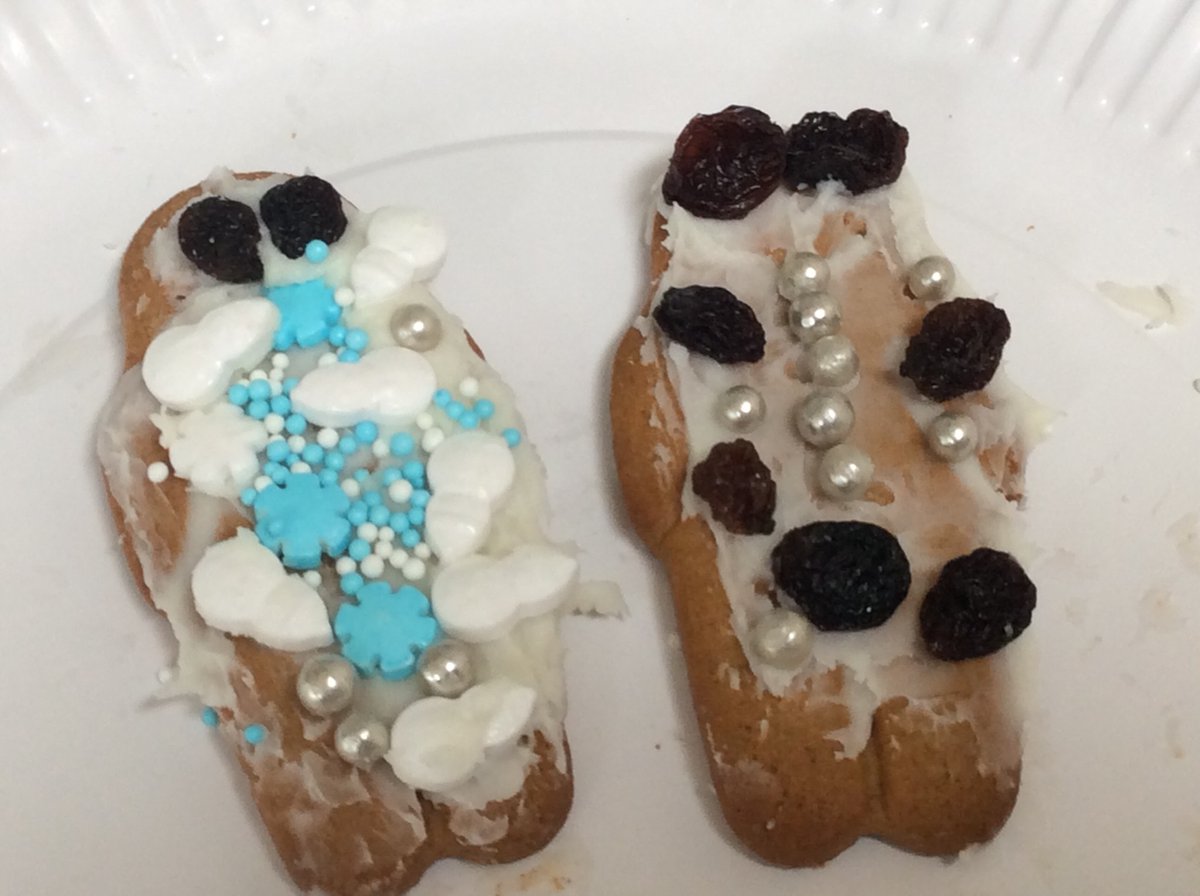 therookeries's tweet image. Today we decorated our Gingerbread men. We used sprinkles and raisins, also little snowmen. They looked so tasty, well done Nursery.
#Yummygingerbread #Eyfsfun