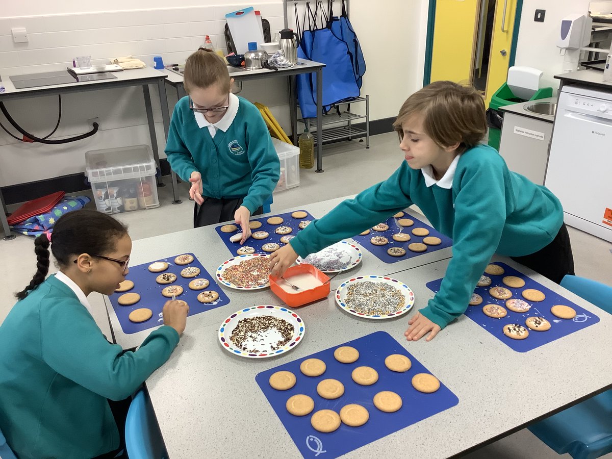 LuckLanepri's tweet photo. A huge thank you to everyone who supported 3AC's bake sale for the Welcome Centre. Because of your support we were able to raise over £100 for the food bank!!!   @Welcome_Hudds https://t.co/crronOwP4X