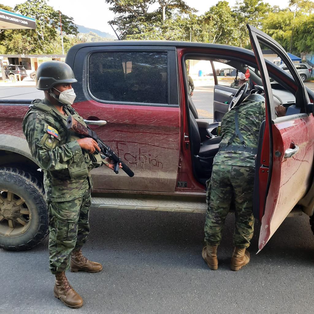 FFAAECUADOR's tweet photo. #ZamoraChinchipe| FF.AA ejecutan constantes operaciones militares de control de armas, municiones y explosivos en el cantón #Yantzaza, con la finalidad de contribuir y precautelar la protección de la ciudadanía, contribuyendo con la seguridad en esta localidad.
#FFAACamex https://t.co/wamvMPDiwa