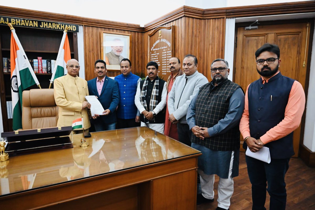 ShahiPratap's tweet image. JPSC परीक्षा का जाँच CBI से कराने का माँग को लेकर महामहिम राज्यपाल @jhar_governor से भाजपा के एक प्रतिनिधि मंडल मिल कर इस सम्बंध में ज्ञापन सौंपे ...

#jpsc_cbi_enquiry 

@BJP4Jharkhand @dprakashbjp @idharampalsingh