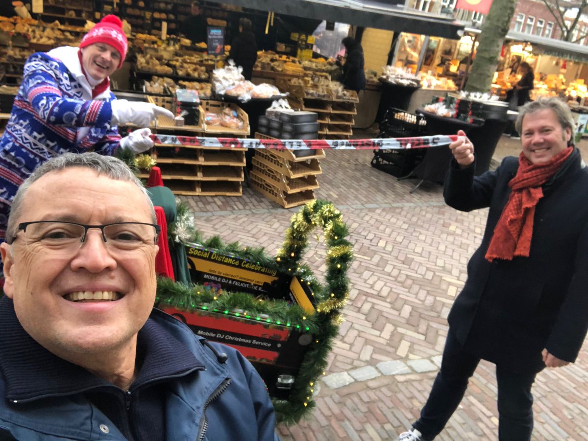 drsDannydeVries's tweet photo. Op vriendelijke en ludieke wijze worden mensen in #oudewater op de 1,5 meter afstand gewezen. #corona #basisregels #acceptatie Dit alles inclusief muziek en meetlat. Op de foto met #vrolijke Pieter en #marktmeester Daus @GemOudewater #leteenbeetjeopelkaar #column #ijsselbode https://t.co/NT5qa6zixH