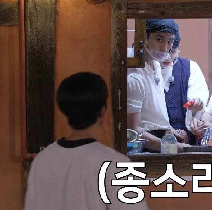 _unhaengilchi's tweet photo. This customer keeps looking at the part timer chef in gose 😌💘 https://t.co/bqD1EEia6S