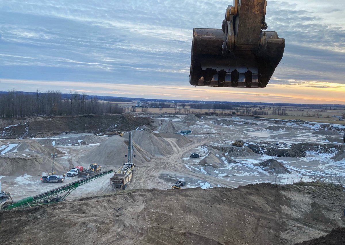 bonnechereexc's tweet image. Perched high above the world - It’s not every day our own Steve A. gets to look down on people. #shortproblems #birdseyeview #aggregateproduction #pitsandquarries #renfrewcounty #ottawavalley #constructionlife #tradesrock #thebigblue