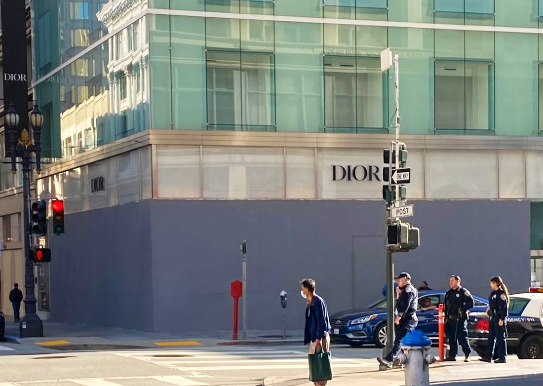 oclausseni's tweet photo. O sea, pues no estamos tan jodidos paisanos. Chequen esto: 
Así se auto-protegen (vandalismo), los negocios exclusivos para ricachones en San Francisco California 🇺🇸 con ventanas tapiadas. Las redes sociales inundan de imágenes. https://t.co/jg2bPjrPDT