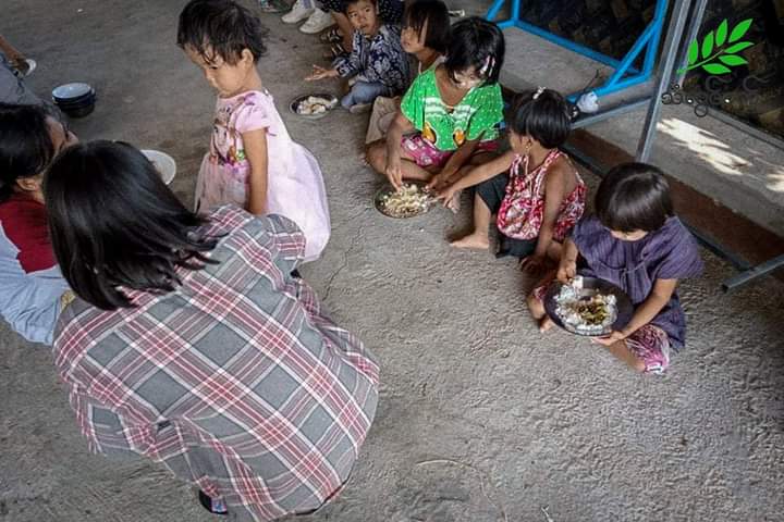 miN13700's tweet photo. Nearly 3,000 people have been displaced by fighting between KNLA &amp; terrorist military in Lay Kay Kaw Myothit this morning. They are currently fleeing to forests &amp; nearby villages &amp; need humanitarian assistance. @ICRC
@UNinMyanmar @Refugees
#WhatsHappeningInMyanmar
@UNICEFMyanmar https://t.co/jlugjnTc9G