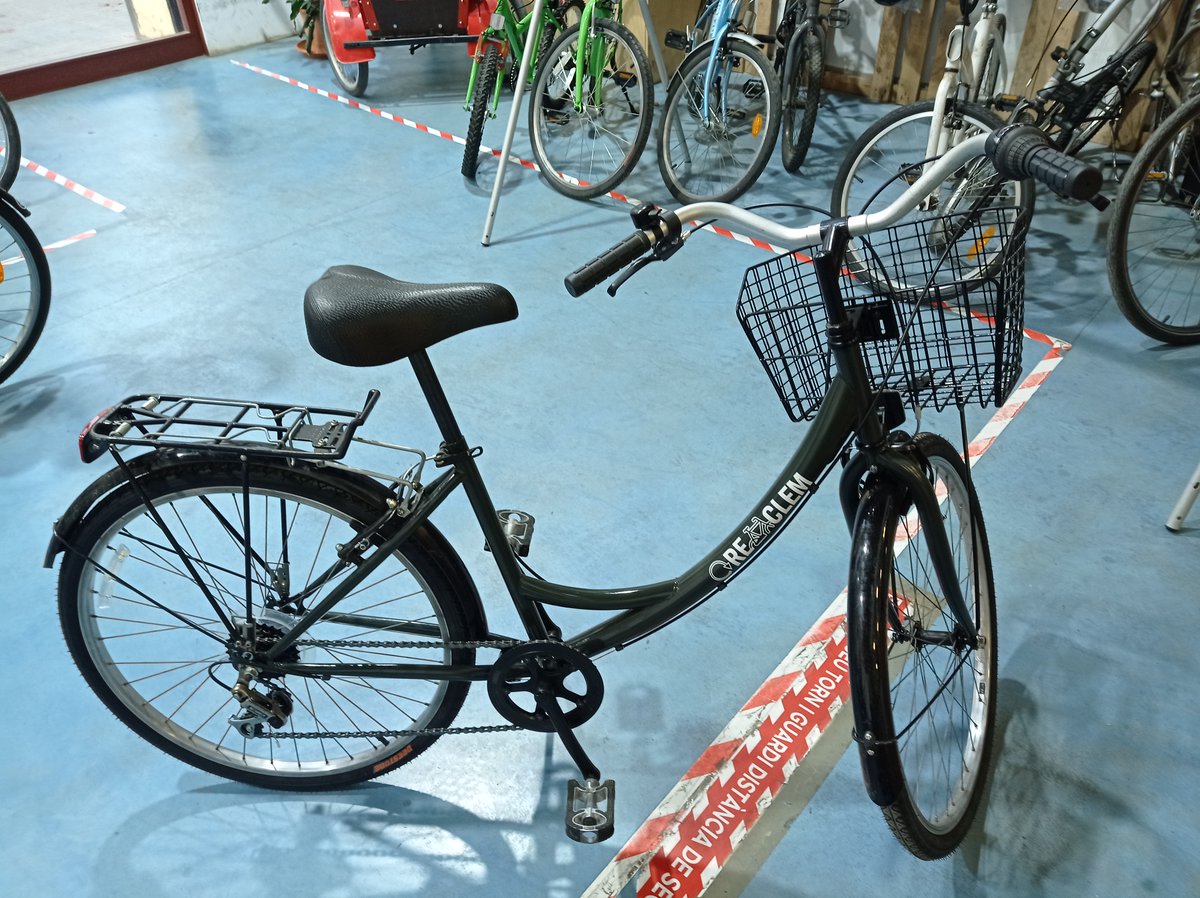 GringoSkiador's tweet photo. Hi ha una cosa millor que "comprar-te" una bici, que és "regalar" una bici. Si és de #Rebiciclem de @Biciclot encara molt millor!
La meva neboda gaudeix d'una bici #reutilitzada impecable i com nova. #ConsumResponsable #BiciBcn 
Més contents impossible ;-)
https://t.co/Z2CT8aREYB https://t.co/SHcDpA72rm