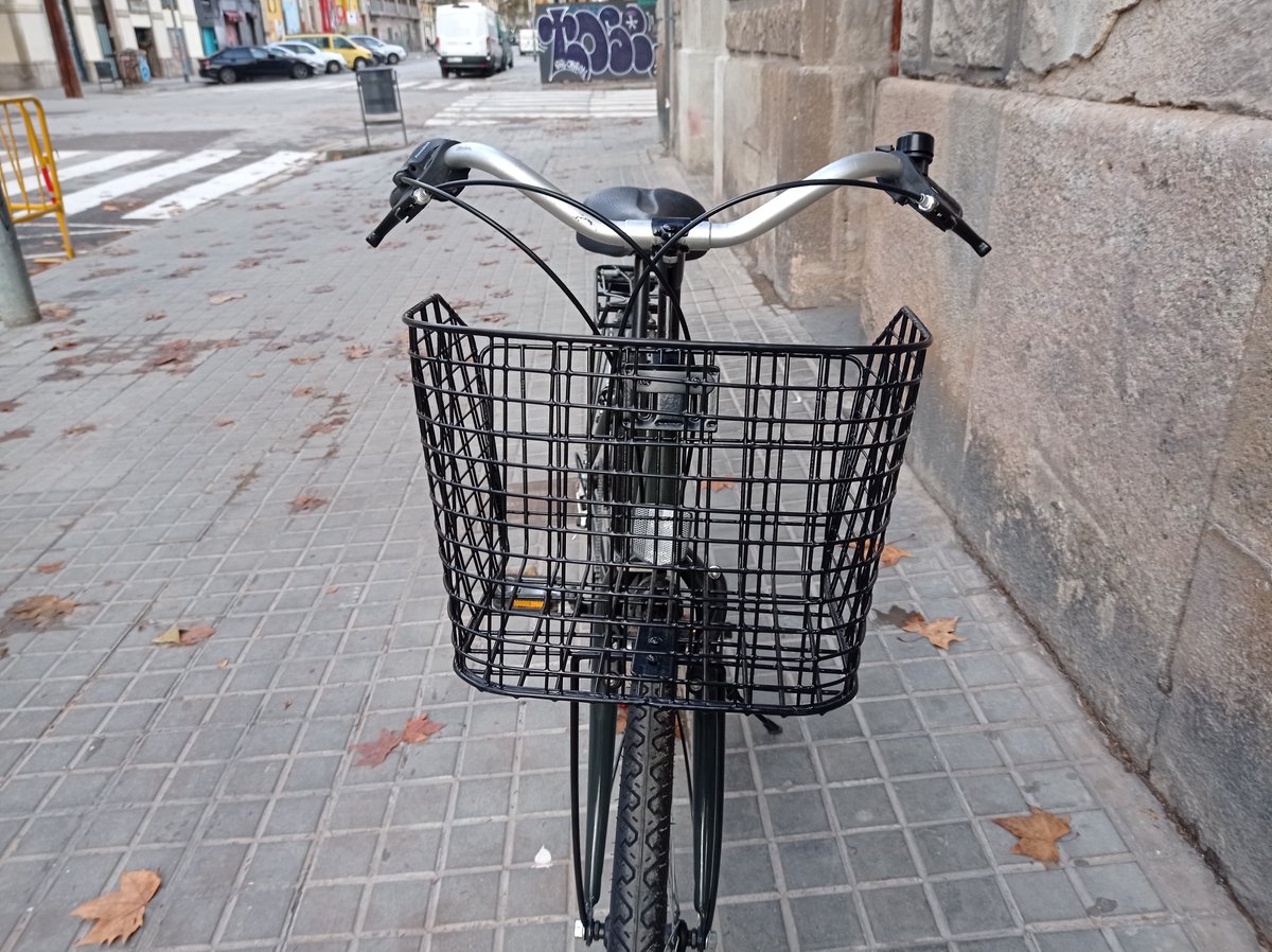 GringoSkiador's tweet photo. Hi ha una cosa millor que "comprar-te" una bici, que és "regalar" una bici. Si és de #Rebiciclem de @Biciclot encara molt millor!
La meva neboda gaudeix d'una bici #reutilitzada impecable i com nova. #ConsumResponsable #BiciBcn 
Més contents impossible ;-)
https://t.co/Z2CT8aREYB https://t.co/SHcDpA72rm