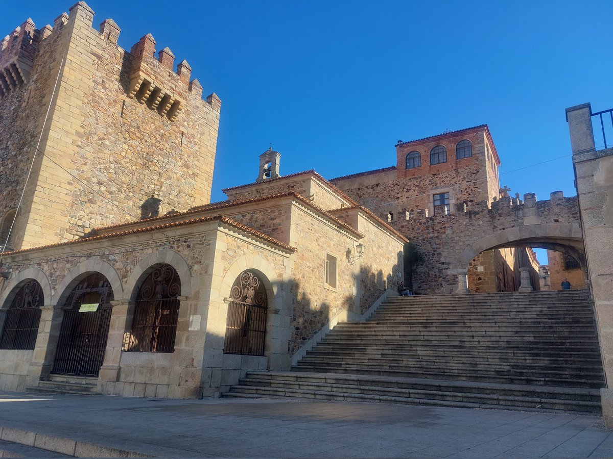 JesusPenarroya's tweet photo. @Oposalud Mi primera visita a Caceres y ya empapado de historia. Creo que vi a  Tyrion Lanister, que no se si sabrá que en clase lo comparo con el clostridium difícile por su personalidad. Pero Nunca ha oido el Rap de la Angiotensina. Nefro en La Historia. Te lo vas  a perder? https://t.co/a5lDdIrZgd