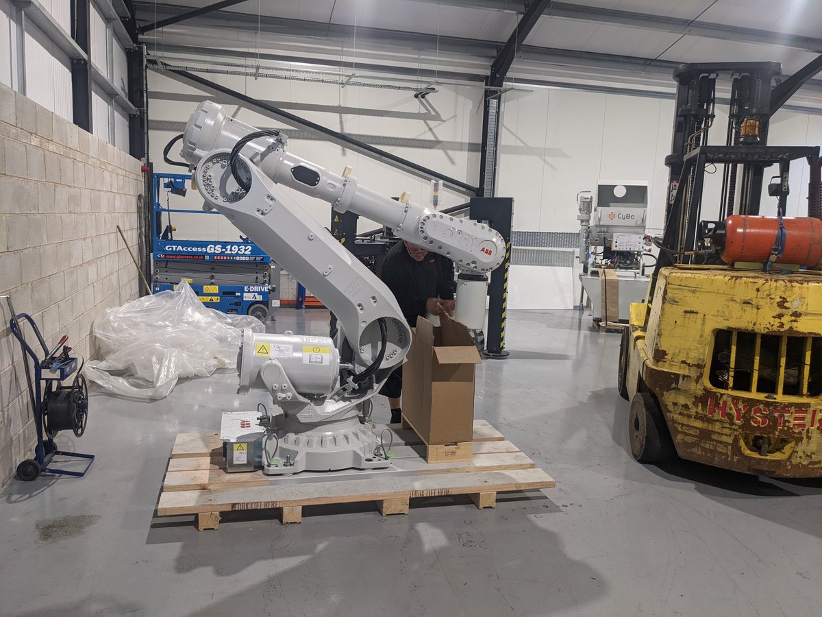 versarien's tweet photo. Despite challenges from brexit, cv19/omnicrom, fuel shortages and pingdemic to name a few, @versarien still pioneers on.  Our 3d concrete printing robot using new materials will revolutionise the construction industry. https://t.co/Vl9oqe0Vhq