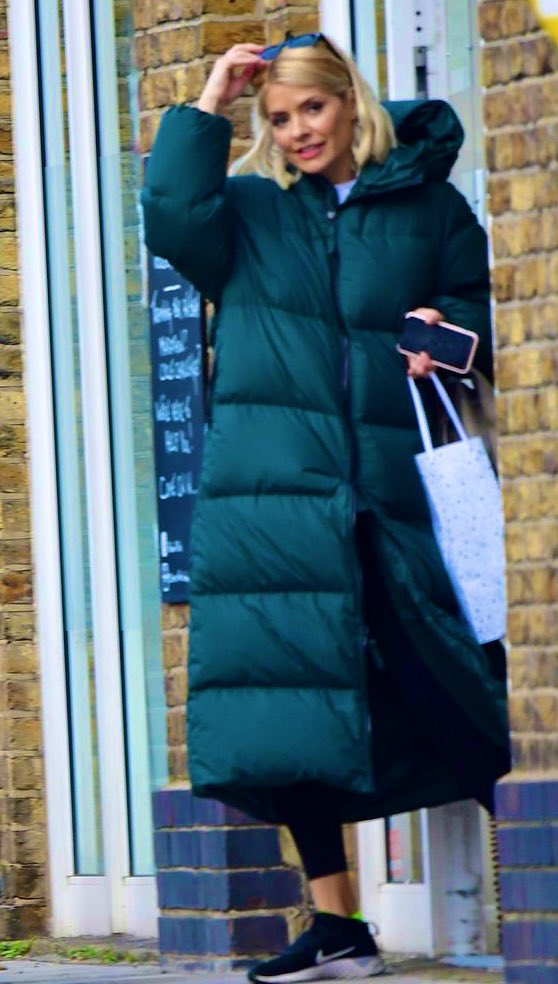 Pandamoanimum's tweet photo. How I hoped                     How I actually 
I’d look in a                       look in a duvet 
duvet coat                         coat https://t.co/D9m3nHkeKB
