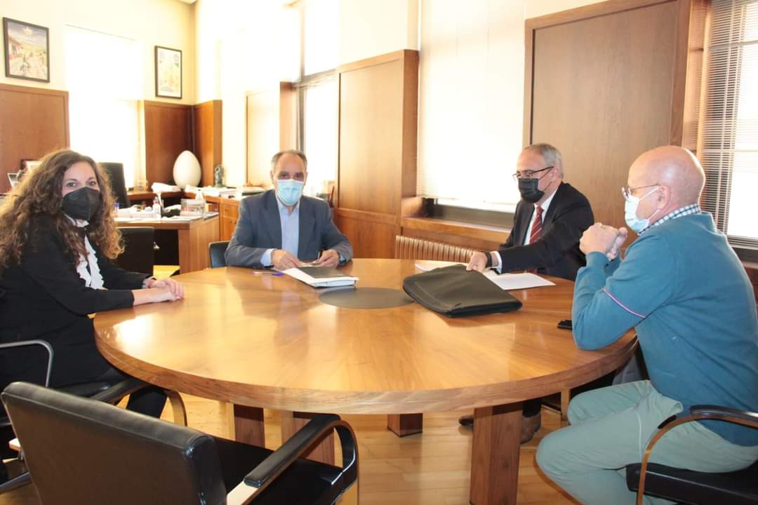 El Ayuntamiento de Astorga acogió la reunión de los alcaldes de Ponferrada, Olegario Ramón; de Astorga, Juan José Alonso Perandones; y de Bembibre, Silvia Cao, para establecer una estrategia común de interlocución con los gestores ferroviarios para la recuperación de frecuencias